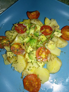 Una foto de Ensalada de patatas con aguacate y tomate cherry