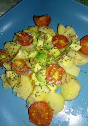Una foto de Ensalada de patatas con aguacate y tomate cherry