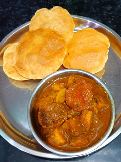 पूरी आलू टमाटर की सब्जी(poori aloo tamatar ki sabzi recipe in hindi) रेसिपी मुख्य फोटो