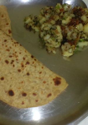 आलू भुजिया और पराठा (aloo bhujiya aur paratha recipe in Hindi) रेसिपी मुख्य फोटो