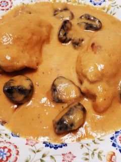 Una foto de Pollo en salsa con curry y ciruelas pasas