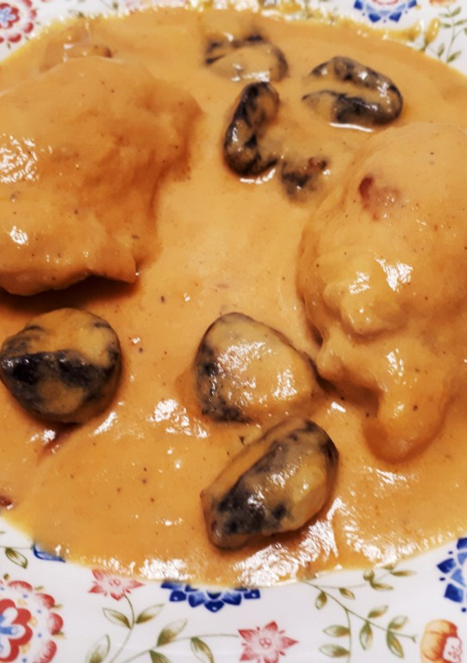 Una foto de Pollo en salsa con curry y ciruelas pasas