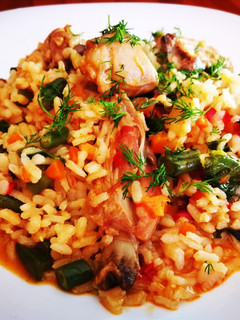 Una foto de Arroz con carne de conejo y hortalizas