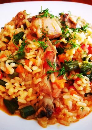 Una foto de Arroz con carne de conejo y hortalizas