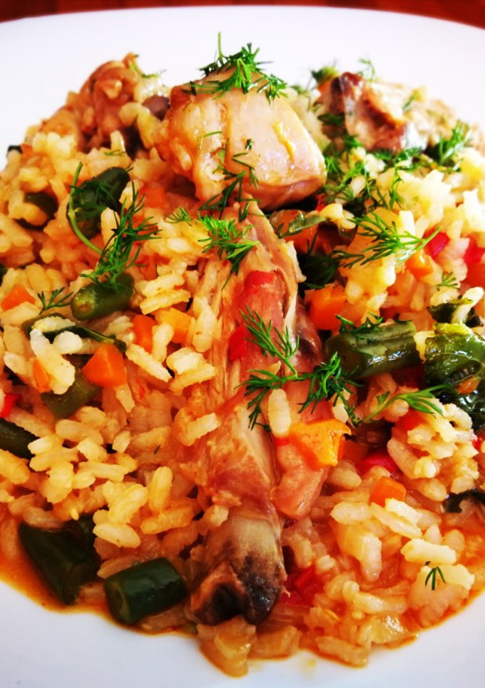 Una foto de Arroz con carne de conejo y hortalizas