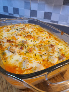 Una foto de Patatas al horno con chorizo patatero y pollo