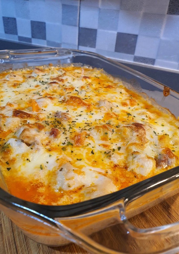 Una foto de Patatas al horno con chorizo patatero y pollo