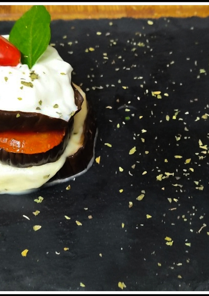 Una foto de Torre de berenjena templada con salsa tzatziki