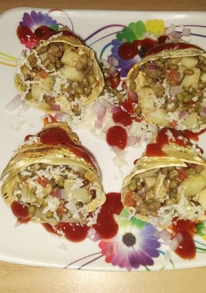 A picture of Papad cone Sprouts chaat.