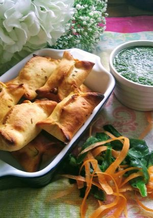 A picture of Baked Cheesy Palak Parcels.