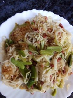 Una foto de Fideos chinos con ajos tiernos y jamón