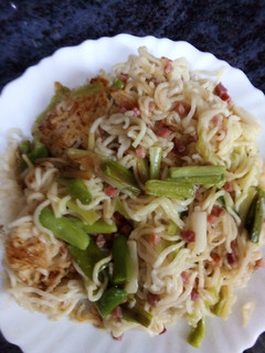 Una foto de Fideos chinos con ajos tiernos y jamón
