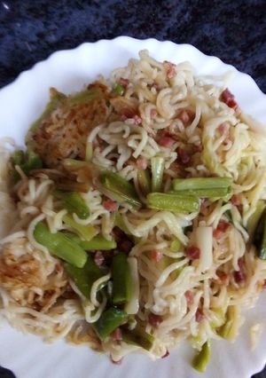 Foto principal de Fideos chinos con ajos tiernos y jamón