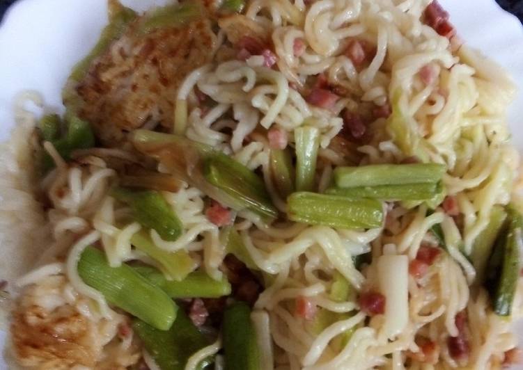 Fideos chinos con ajos tiernos y jamón