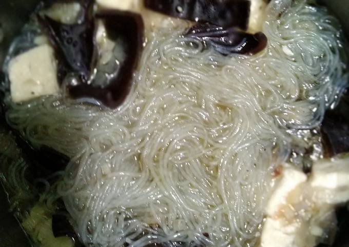 Cara membuat Sop JaBiHu (Jamur Kuping, Bihun, & Tahu) Cara membuat Sop JaBiHu (Jamur Kuping, Bihun, & Tahu)
