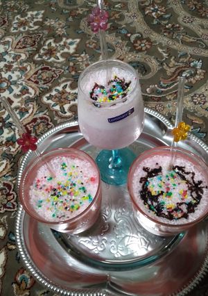 عکسی از دستور میلک شیک توت فرنگی