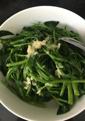 Hình của món Nộm rau muống.