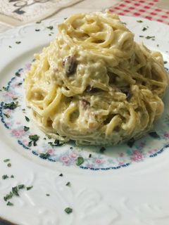 Una foto de Espaguetis con nata y bacon