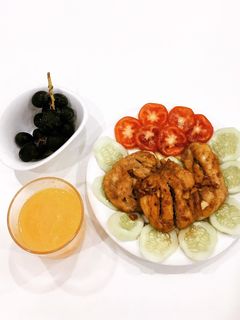 Hình của món Ức gà áp chảo xì dầu mật ong.