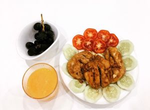 Hình của món Ức gà áp chảo xì dầu mật ong.