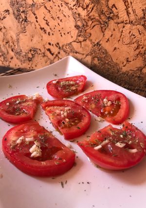 Una foto de Tomates aliñados