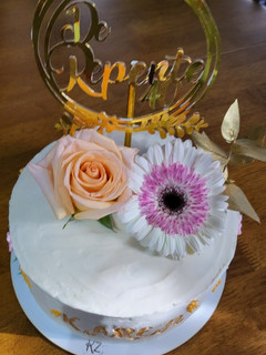 Una foto de Torta de cumpleaños sin gluten con flores naturales💐