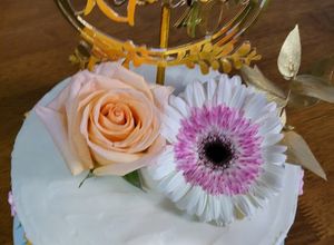 Una foto de Torta de cumpleaños sin gluten con flores naturales💐