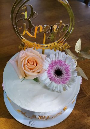 Una foto de Torta de cumpleaños sin gluten con flores naturales💐