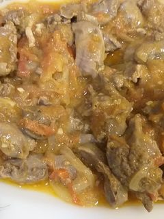 Una foto de Mollejas e higadillos con salsa