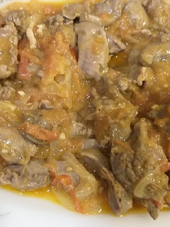 Una foto de Mollejas e higadillos con salsa