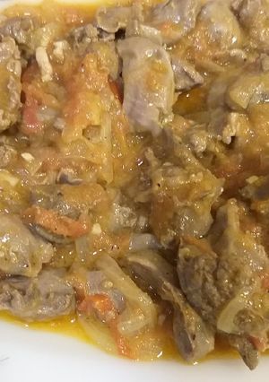 Una foto de Mollejas e higadillos con salsa