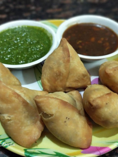 चटपटे आलू समोसे (Chatpate aloo samose recipe in Hindi) रेसिपी मुख्य फोटो