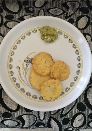 A picture of Rice crackers with onion karam.