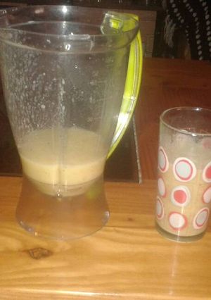 Una foto de Jugo de kiwi con plátano y yogurt