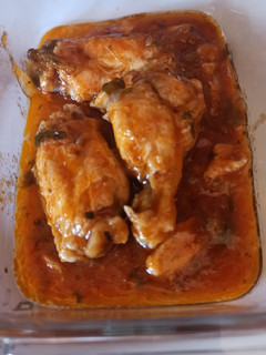 Una foto de Muslitos guisados con salsa de cerveza y cilantro