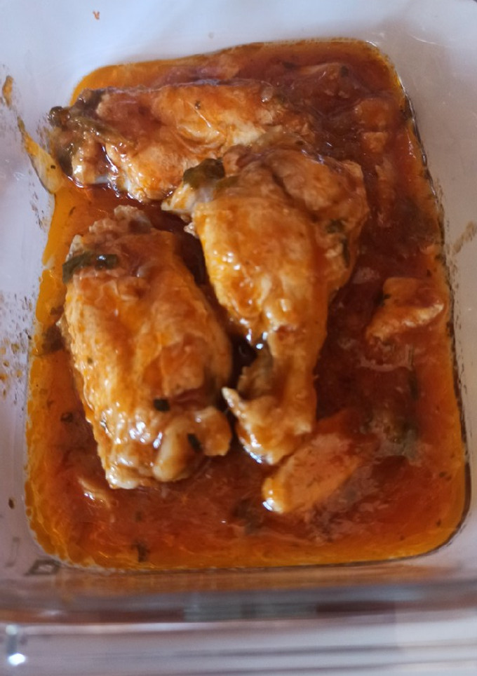 Una foto de Muslitos guisados con salsa de cerveza y cilantro