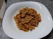 Una foto de pasta de tornillo con jitomate