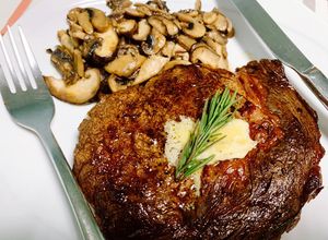 รูปของ สเต็กเนื้อริบอาย(ออสเตรเลีย)(Medium Rare) กับ เห็ดผัดเนยทรัฟเฟิล