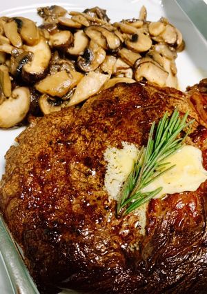 รูปของ สเต็กเนื้อริบอาย(ออสเตรเลีย)(Medium Rare) กับ เห็ดผัดเนยทรัฟเฟิล