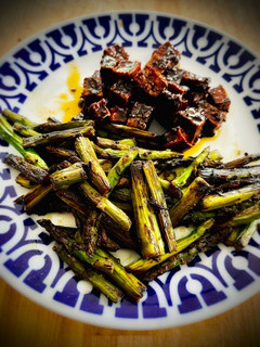 Una foto de Salteado de espárragos trigueros con tofu caramelizado