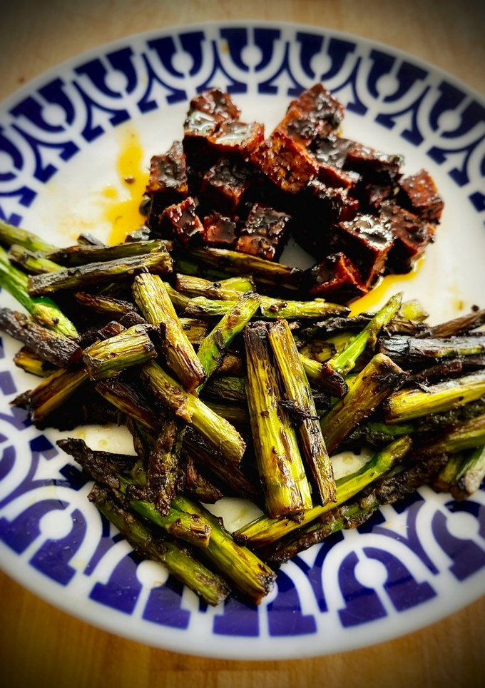 Una foto de Salteado de espárragos trigueros con tofu caramelizado