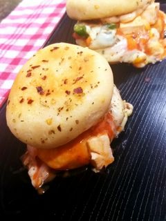 পনির বার্গার পিজ্জা (Paneer burger pizza recipe in Bengali) রেসিপির প্রধান ছবি