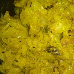 A picture of Bandhakopir ghonto (cabbage curry).