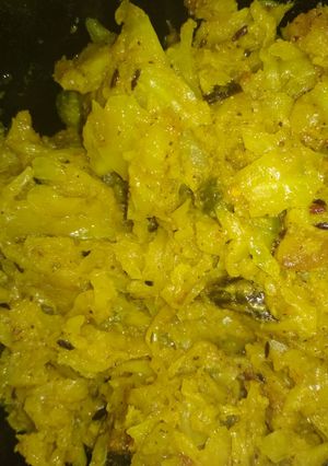 A picture of Bandhakopir ghonto (cabbage curry).
