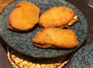 Una foto de Libritos de lomo en adobo rellenos de queso y pavo