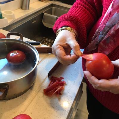 Cómo pelar tomates fácil y rápido Receta de Patricia Quiroga Newbery-  Cookpad