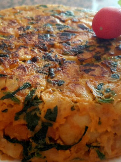 Una foto de Tortilla de papas, batata, garbanzo y espinacas