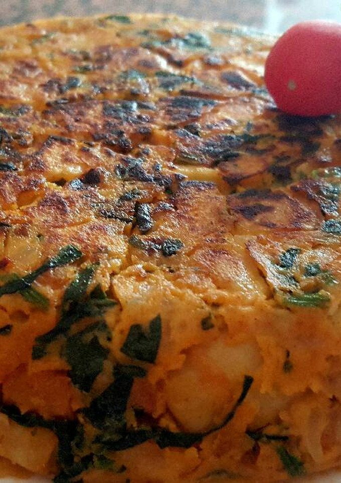 Una foto de Tortilla de papas, batata, garbanzo y espinacas