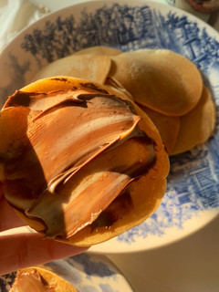 Una foto de Tortitas americanas con cacahuete en polvo y nutella