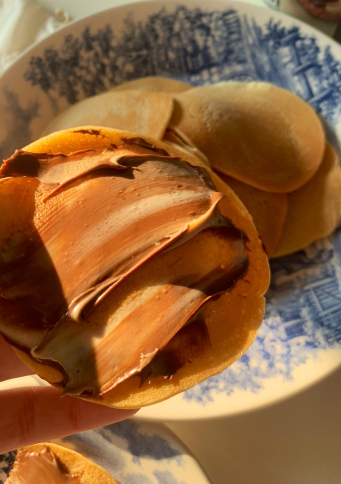 Una foto de Tortitas americanas con cacahuete en polvo y nutella